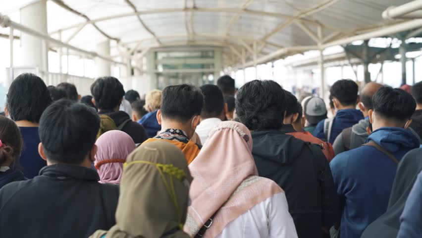 Passengers crowded in line to board the KRL at Manggarai Station, Jakarta. Royalty-Free Stock Footage #1100898449