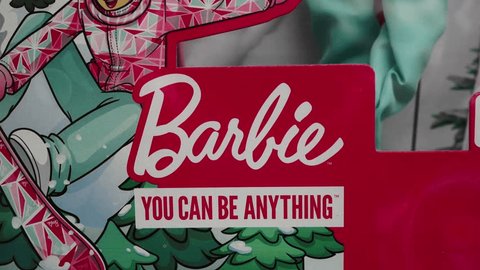 Barbie doll and Barbie logo close-up. Barbie dolls on the store shelf. Barbie is a fashion doll manufactured by the American toy company Mattel, Inc. and launched in March 1959. Minsk, Belarus, 2023 วิดีโอสต็อกบทความข่าว