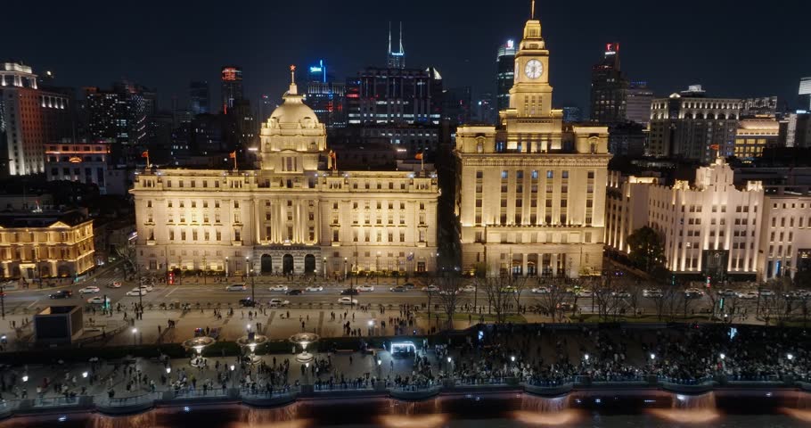 Aerial view of The bund in Shanghai at night.Exotic building clusters in the Bund of Shanghai，Tourists enjoy the view of the city from the sightseeing platform.