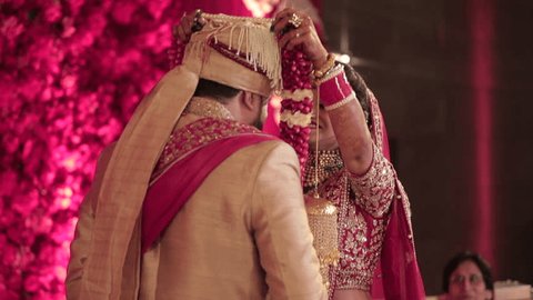 New Delhi,NCR,India-9th February,2019: A Slow motion shot of an Indian Bride putting jaimala to Indian groom at their Indian wedding in New Delhi,India
 Vídeo Editorial Stock