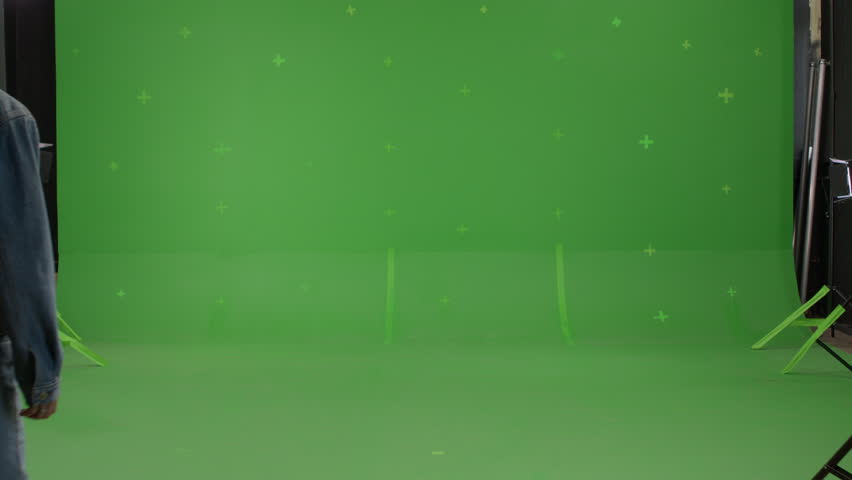 GREEN SCREEN CHROMA KEY Back view full portrait of 30s Asian female looking around, pretending to explore art at an exhibition Royalty-Free Stock Footage #1101278069
