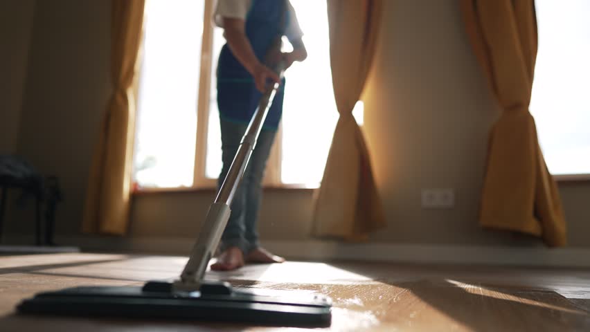 Chica Limpiadora Está Limpiando La Cocina Usando Un Cepillo Con Detergente  Y Un Trapo De Microfibra. Servicio Profesional De Limpieza Domestica Para  La Limpieza General Del Hogar. Ama De Casa Limpia La