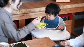 Video of a Japanese baby starting to eat baby food in a good mood.