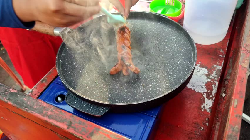 Sausage is a food made from minced meat, animal fat, livestock and spices, and other ingredients. It can be eaten directly and can also be grilled first.