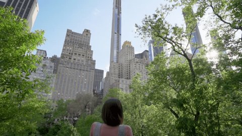 Slow motion view of unrecognized woman exploring the Central Park in New York city Stockvideó