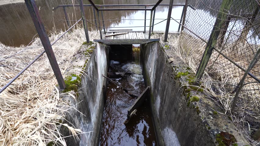 The locks where water flows through from the river