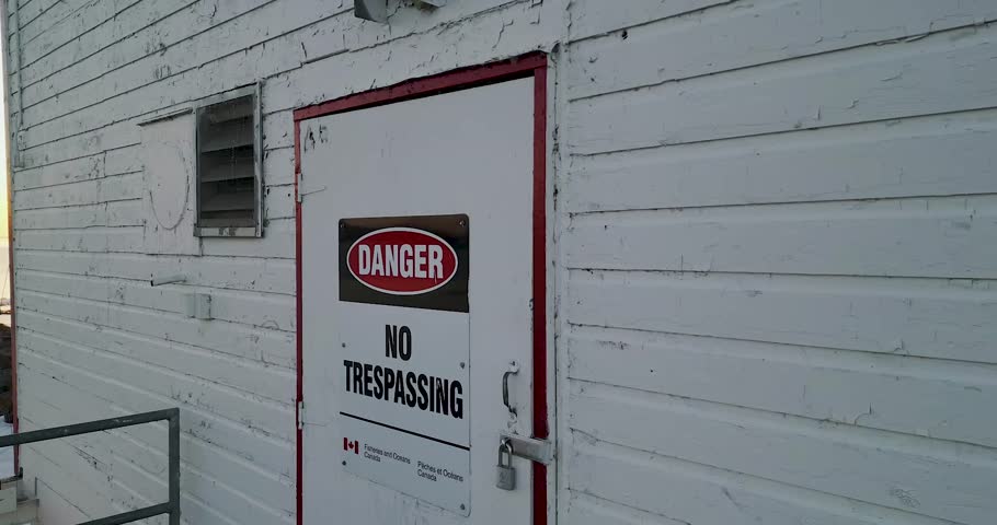 4K Lighthouse on Lake Superior at dawn