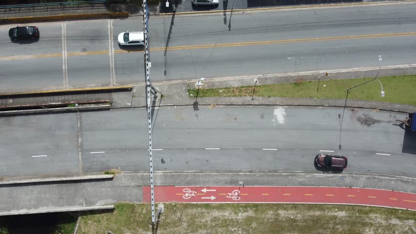 Traffic on the border of the cities of Suzano and Mogi das Cruzes captured from above by a drone in 2023.