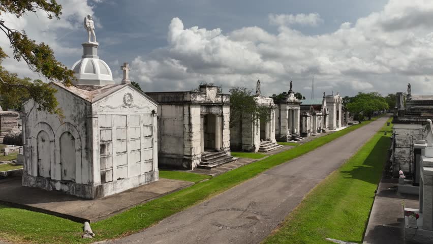 Pan view of cemetery in New Orleans