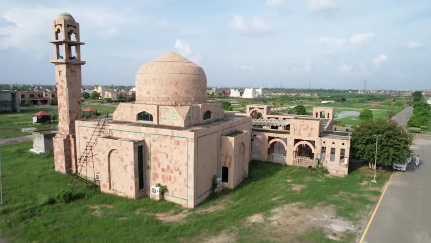 Ramadan Thousands Pray at Mosque in Lahore pakistan