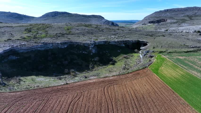 Natural arch in the Rudrón upwelling. Basconcillos del Tozo. World geological heritage UNESCO. Las Loras Geopark. Burgos. Castile and Leon. Spain, Europe