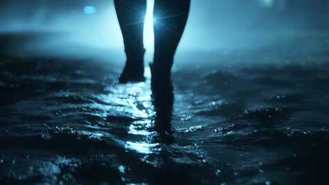 A man walking in the dark through the fog and darkness after the rain. – Video có sẵn
