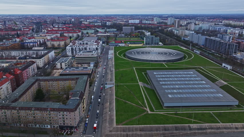 The Velodrom (velodrome)  is one of the largest event halls in Berlin and is also a cycle racetrack , It is located on Landsberger Allee in the Prenzlauer Berg locality of Berlin, Germany