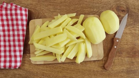 pile of raw french fries, close-up, on a table : vidéo de stock