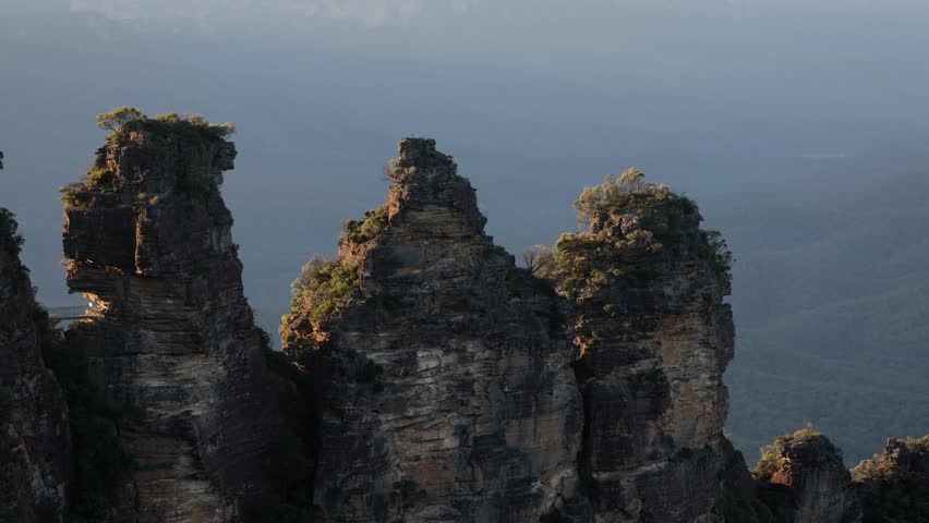 View of the 3 sisters, Blue Mountains from Echo Point at sunrise, New South Wales, Australia. Royalty-Free Stock Footage #1103324361