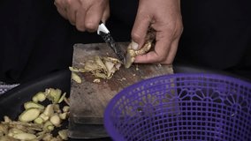 The process of cutting spices using a cutting board and a knife into small pieces before they are ground. A series of spice production processes into healthy powder drinks