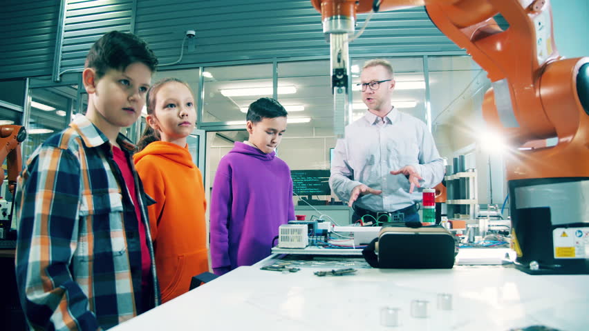 School teacher is studing robots with kids