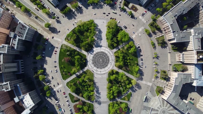 Aerial view on Freedom Svobody Square central fountain circle with green park and streets look down. Center of Kharkiv city, Ukraine Royalty-Free Stock Footage #1103466393