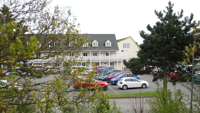 Holiday chalets and vacation apartments with a car park at a motel in Butlins