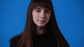 4k video of one girl posing for a video over blue background.