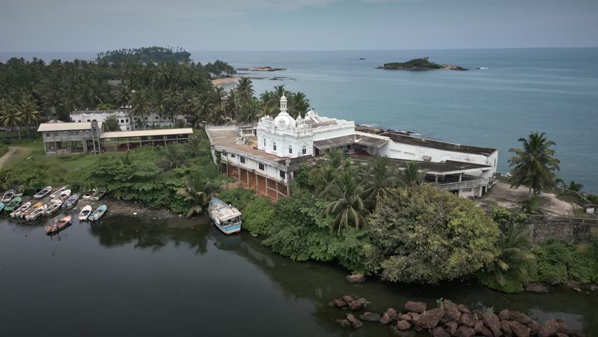 Kechimalai Mosque (Ketchchimalai)is said to be the oldest Islamic mosque in Sri Lanka. According to the Moors at Beruwala, this mosque commemorates the location of the arrival of Moors in the 11th cen
