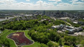 Aerial of Cincinnati Art Museum, Mirror Lake and Cincinnati Skyline - Drone 4k
