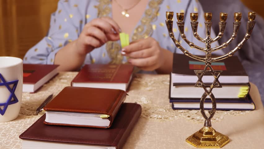 A Jewish woman in a Kisui Rosh headdress, a teacher of tradition, is preparing for a lesson for women. Overall plan