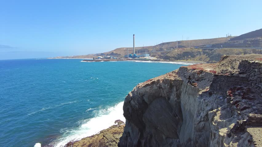 thermal power plant by the sea, used to make sea water drinkable with the double function of generating electricity and desalinating water to supply the area.
