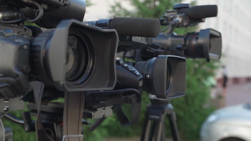 television cameras. professional video camera. TV news. television camcorder lens. professional filming equipment. TV cameras. backstage footage shot. attract media attention. behind the scenes. story Royalty-Free Stock Footage #1103918469