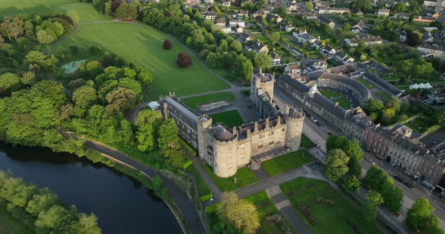 4k A flight towards Kilkenny Castle, through the green parkland of Ireland. Royalty-Free Stock Footage #1104201793