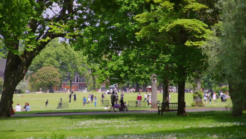 Canon Hill Park, Birmingham, sunny weekend afternoon.
Telephoto shot of people enjoying themselves in Canon Hill Park.