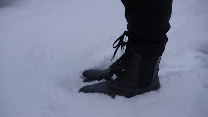 Caminando Por La Nieve Sin Botas. Primero Quítate Los Calcetines Y Luego Te  Cruzas Con La Cubierta De Nieve. Las Piernas Se Perfun Foto de archivo -  Imagen de nieve, hombres: 208146024