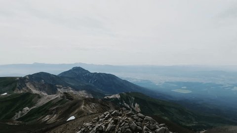 数多くの絶景スポットが存在する北海道、美瑛の自然を空中撮影しました。
We took aerial videos of the nature in Biei, Hokkaido, where numerous scenic spots exist. 庫存影片