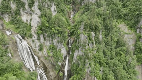 数多くの絶景スポットが存在する北海道中。中でも美瑛の壮大な滝を空中撮影しました。
There are many scenic spots in Hokkaido. Among them, we took aerial videos of a spectacular waterfall in Biei. 庫存影片