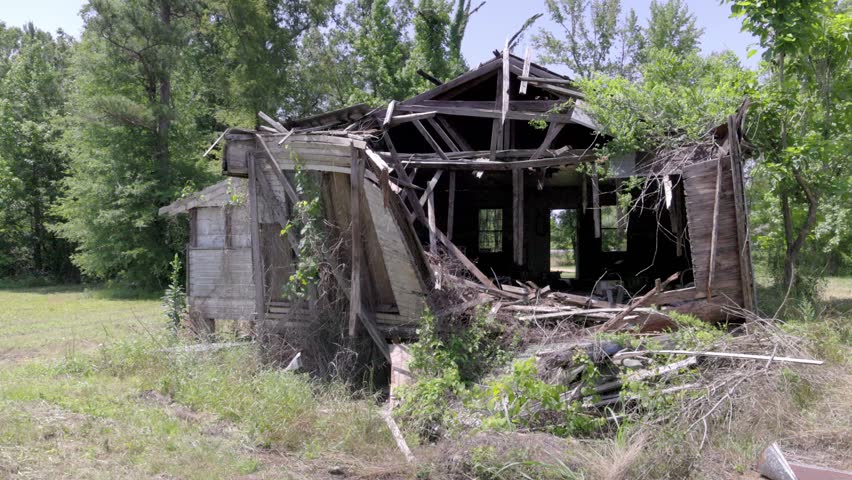 Abandoned house in rural Pine Hill, Alabama with stable gimbal video.