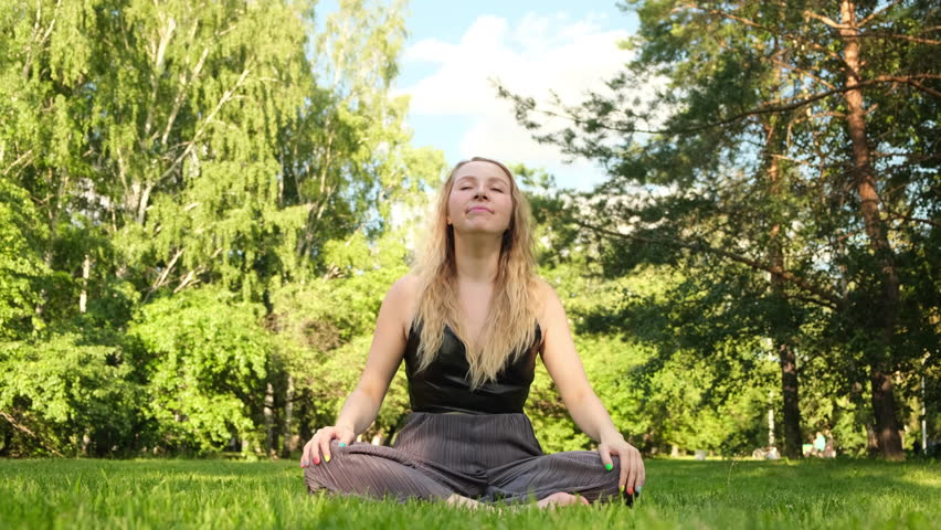 Mujer joven haciendo yoga en pasto - ¡Clips y Vídeos HD de Gratis en  Videezy!
