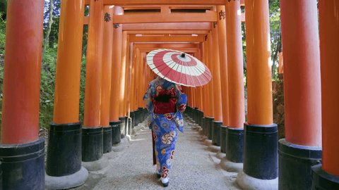 Asian women in traditional japanese kimonos at fushimi inari shrine in Kyoto, Japan. Stockvideo
