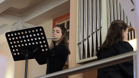 Russia Saint Petersburg 05.01.2023 girl playing the flute at a classical music concert – Video báo chí có sẵn