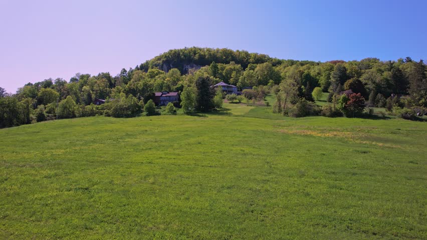 Rattlesnake Point Conservation Area lookout houses, cottages or villas in province Ontario, Canada. Famous Canadian tourist vacation routs and attractions. Scenic and popular nature reserve.
