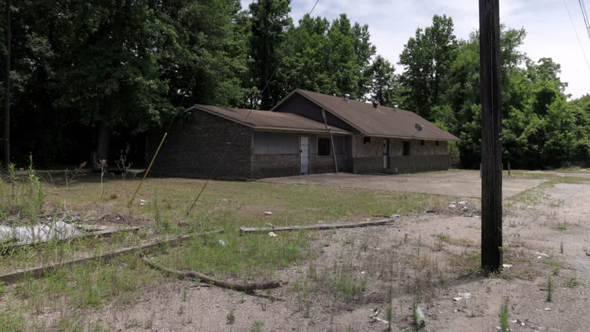 Abandoned US post office building in Alberta, Alabama with gimbal video panning right to left. Royalty-Free Stock Footage #1105233887