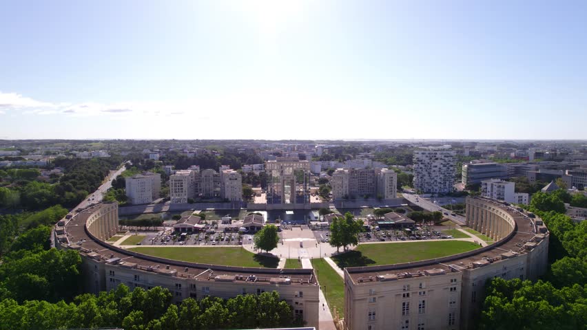 Semi-circular building architecture, Les Espaces d