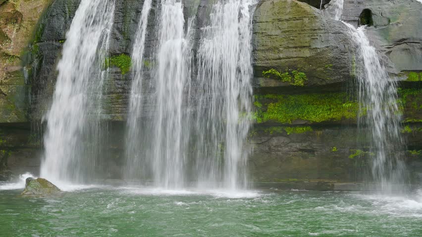 Its large cliffs are popular for jumping, and there is a safe swimming pool. Lingjiao Waterfall is located in Pingxi District, New Taipei City
