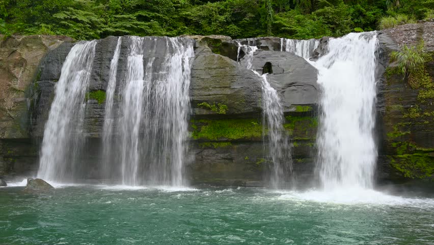 Its large cliffs are popular for jumping, and there is a safe swimming pool. Lingjiao Waterfall is located in Pingxi District, New Taipei City