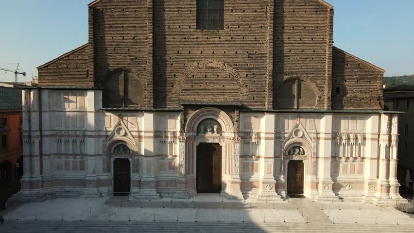 Drone footage of the San Petronio cathedral in the Piazza Maggiore in Bologna, Italy. Royalty-Free Stock Footage #1105308551