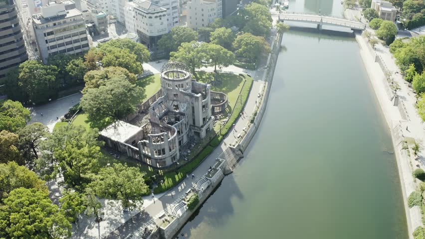 広島県の原爆ドーム、平和記念公園、宮島、厳島神社。
Hiroshima is very historic and modern  city. Aerial view of Atomic Bomb Dome, Peace Memorial Park, Miyajima and Itsukushima Shrine.
