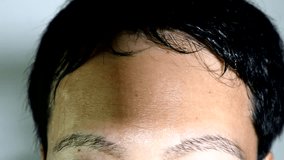 A person who cools the forehead with a cooling agent