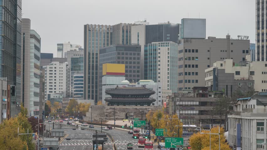 Seoul South Korea time lapse 4K, city skyline day to night timelapse at Namdaemun Gate (Sungnyemun) in autumn