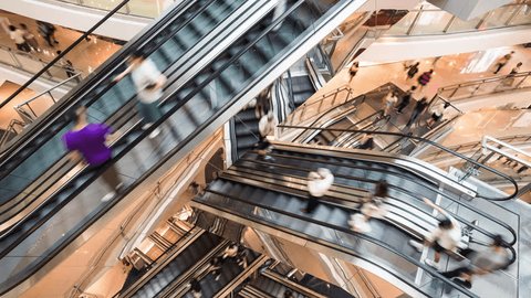Timelapse of Asian people customer transport on escalator at urban shopping mall in Hong Kong. Department store business, financial economy, Asia city life, tourist traveler lifestyle. High angle view: stockvideo