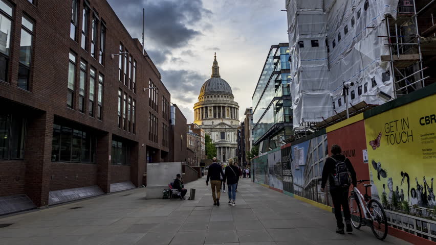 Hyperlapse of St. Paul's Cathedral in London during golden hour 4K Royalty-Free Stock Footage #1105580435