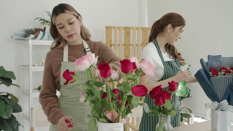 Two beautiful Asian florists work together in her own shop. Small business, Owner business. 库存视频